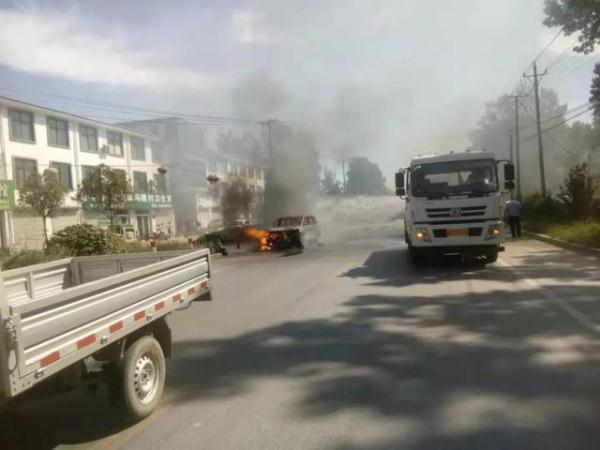 菏泽曹县一汽车在高速路口发生自燃，洒水车“秒变”消防车救援