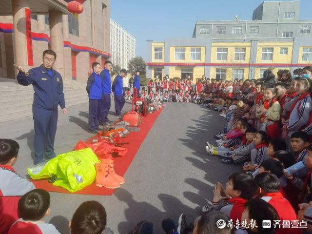 菏泽市定陶区第四实验小学走进消防队，致敬“火焰蓝”